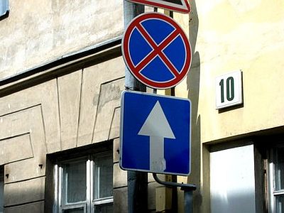 Kelio ženklai Sustoti ir stovėti draudžiama ir Vienpusis eismas