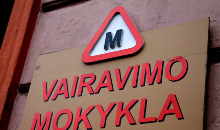 registruotis vairavimo mokykloje ir pravaziuoti su instruktoriumi