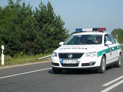 artėja automobilis su įjungtais švyturėliais i.16.32